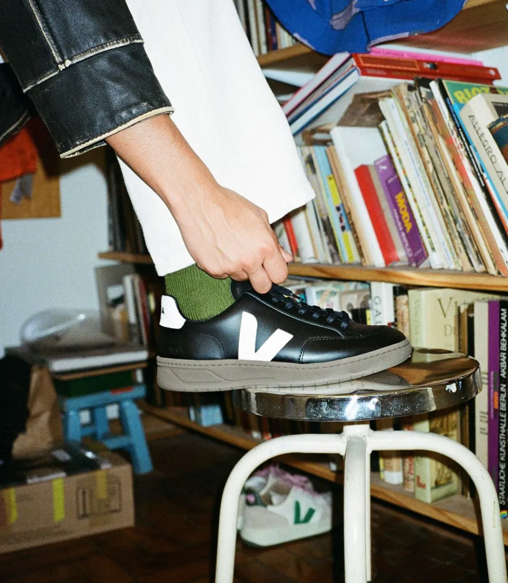 Women VEJA V-12 LEATHER BLACK WHITE DUNE