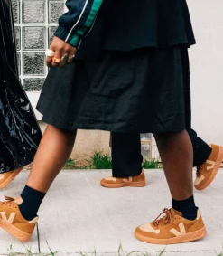 Women VEJA V-10 SUEDE CAMEL DESERT