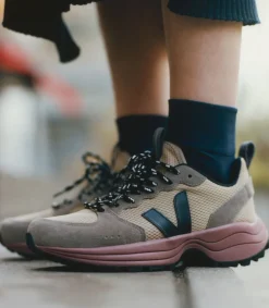 Women VEJA VENTURI ALVEOMESH DUNE BLACK