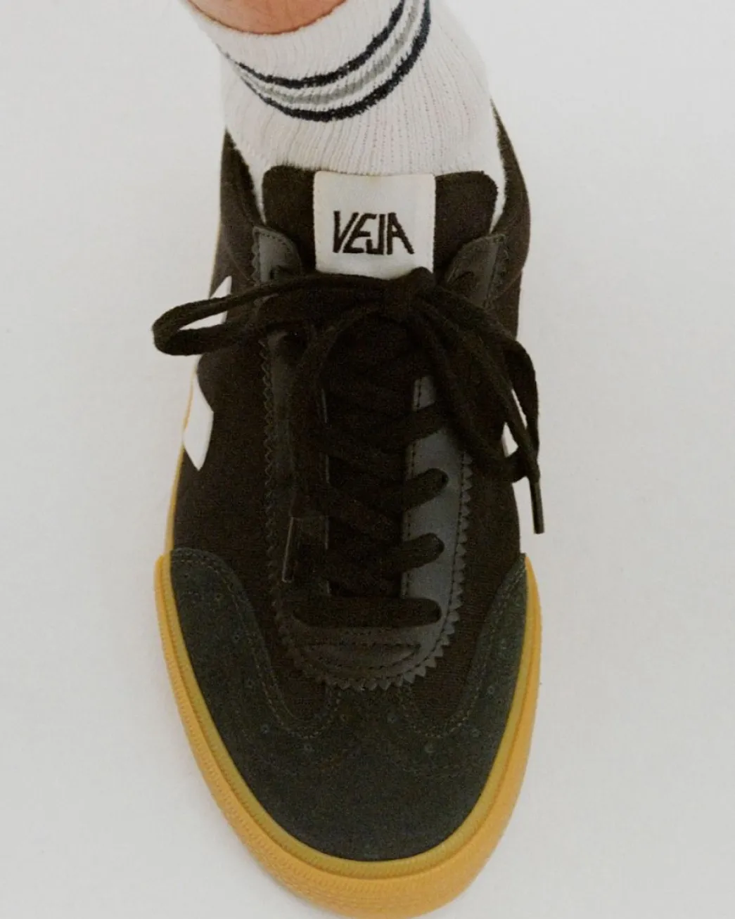 Women VEJA VOLLEY CANVAS BLACK WHITE NATURAL