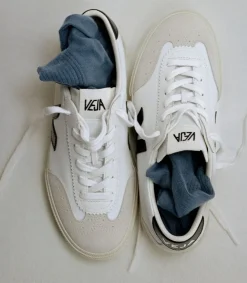 Women VEJA VOLLEY CANVAS WHITE BLACK